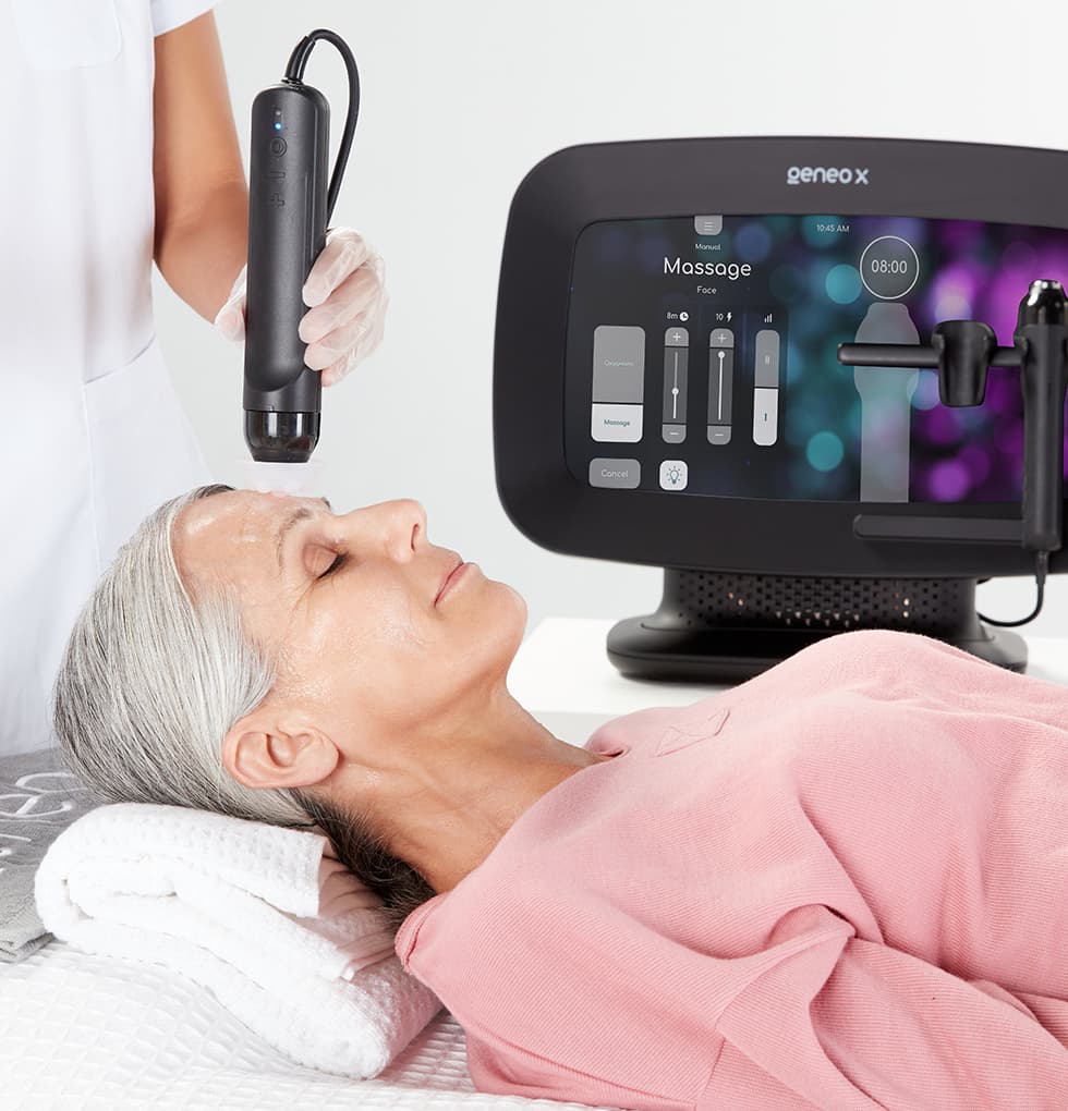 Visage apaisé et hydraté après la phase de massage du soin Geneo X